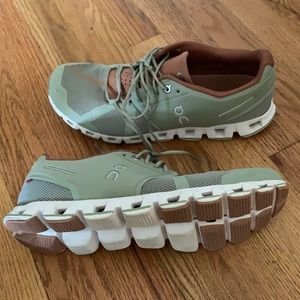 Like New ON cloud running shoe